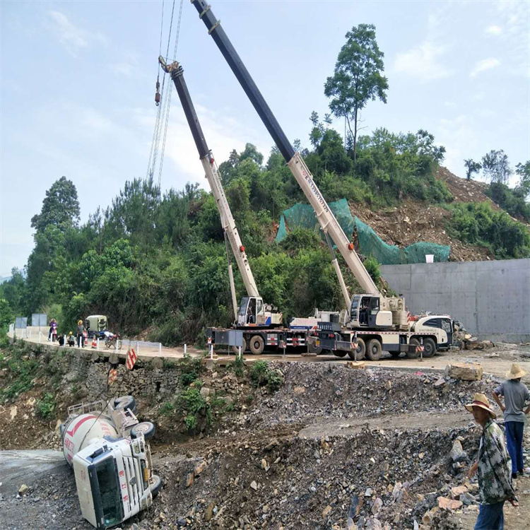 南京六合汽车掉沟里叫吊车救援要多少钱